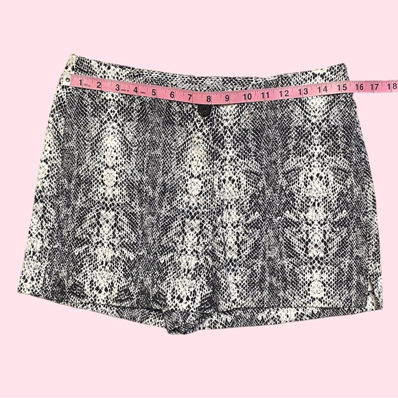 90s Vintage Snake Print Short SIZE 9 SMALL/MEDIUM - Picture 3 of 4